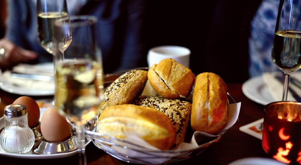 Frische Semmeln und verschiedene Brötchensorten